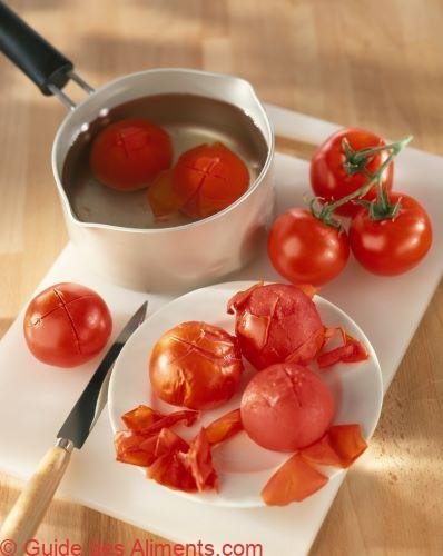 monder et éplucher les tomates