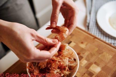 décortiquer les crevettes